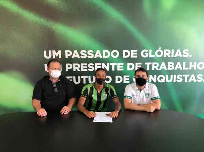 Vitinho assinou contrato profissional ao lado de Matheus Lara, coordenador administrativo da base americana