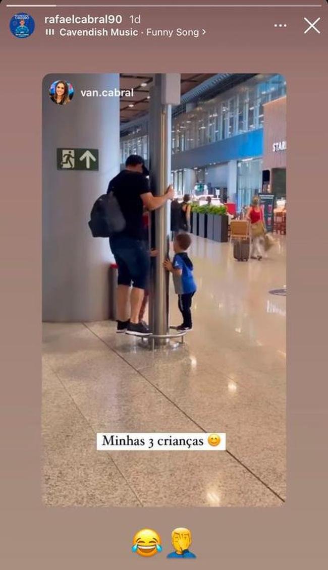 Rafael Cabral viajou com a famlia. Vanessa Cabral, esposa do goleiro, publicou imagem do camisa 1 brincando com as filhas no Aeroporto de Confins, na Grande BH