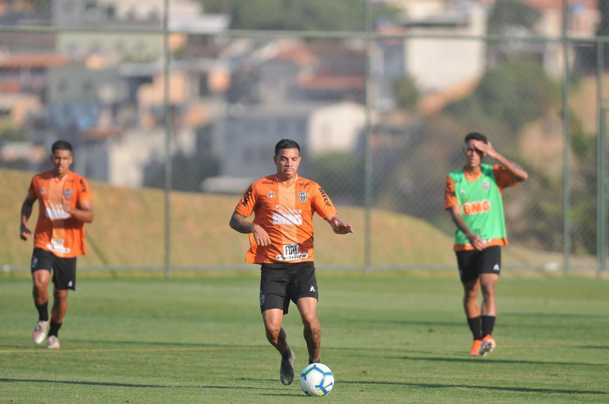 Tarde na Cidade do Galo teve entrevista de Di Santo, pronunciamento de Rui Costa e treino