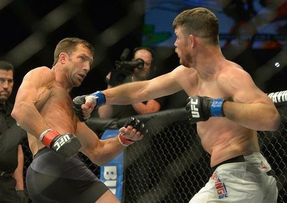 Considerado azarão na luta principal do UFC 199, em Los Angeles, Michael Bisping surpreende Luke Rockhold e conquista o cinturão do peso médio, com nocaute arrasador no primeiro round