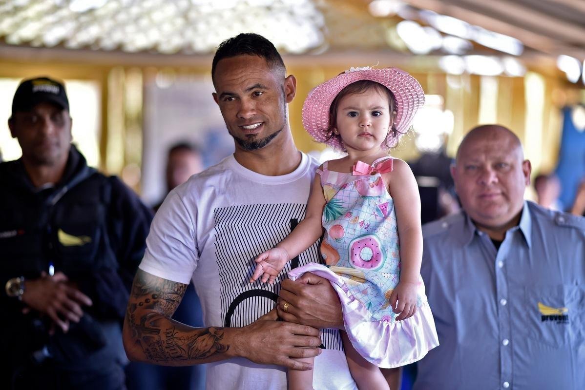 Goleiro Bruno foi apresentado neste sbado pelo Poos de Caldas