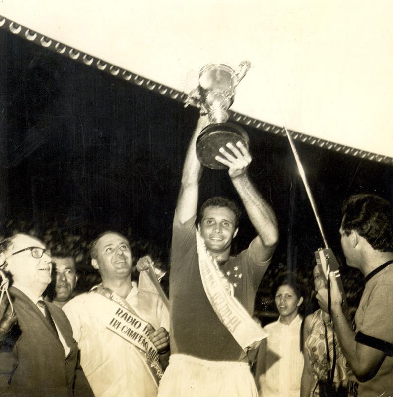 Procópio teve a primeira passagem pelo Cruzeiro entre 1959 e 1961, quando conquistou três edições seguidas do Campeonato Mineiro. Depois, rodou por São Paulo, Fluminense, Atlético e Palmeiras, até regressar à Raposa, em 1966. Naquele ano, o zagueiro formou dupla com William, de quem é cunhado, no histórico time que goleou o Santos de Pelé na final da Taça Brasil, por 6 a 2, no Mineirão. Em 1968, Procópio teve a perna esquerda quebrada ao levar uma pancada justamente do Rei. Foram mais de cinco anos sem jogar até uma recuperação milagrosa, em 1973, quando muitos duvidavam de sua capacidade. Nesse hiato, formou-se em educação física e se preparou para construir grande história como treinador de mais de 15 clubes. Hoje, aos 81, mantém-se bastante ativo nas redes sociais, principalmente no Twitter.