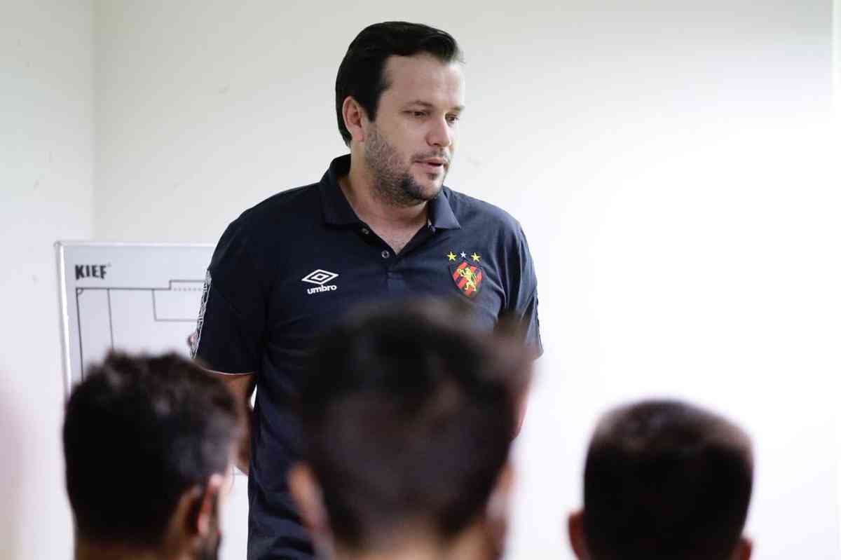 Técnico Daniel Paulista passa últimas informações para os jogadores, ainda no hotel, na Bahia.