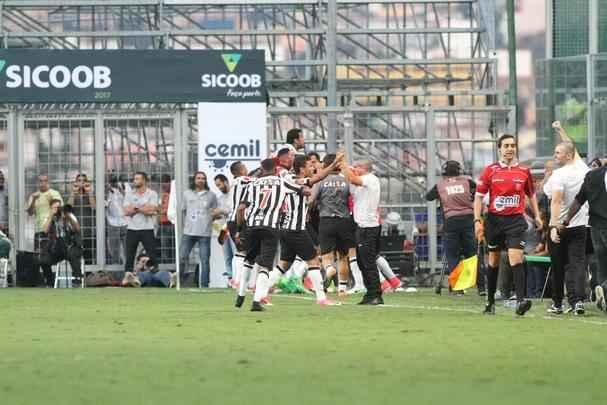 Elias recebeu passe de Cazares pela direita e marcou o segundo do Atltico: 2 a 1