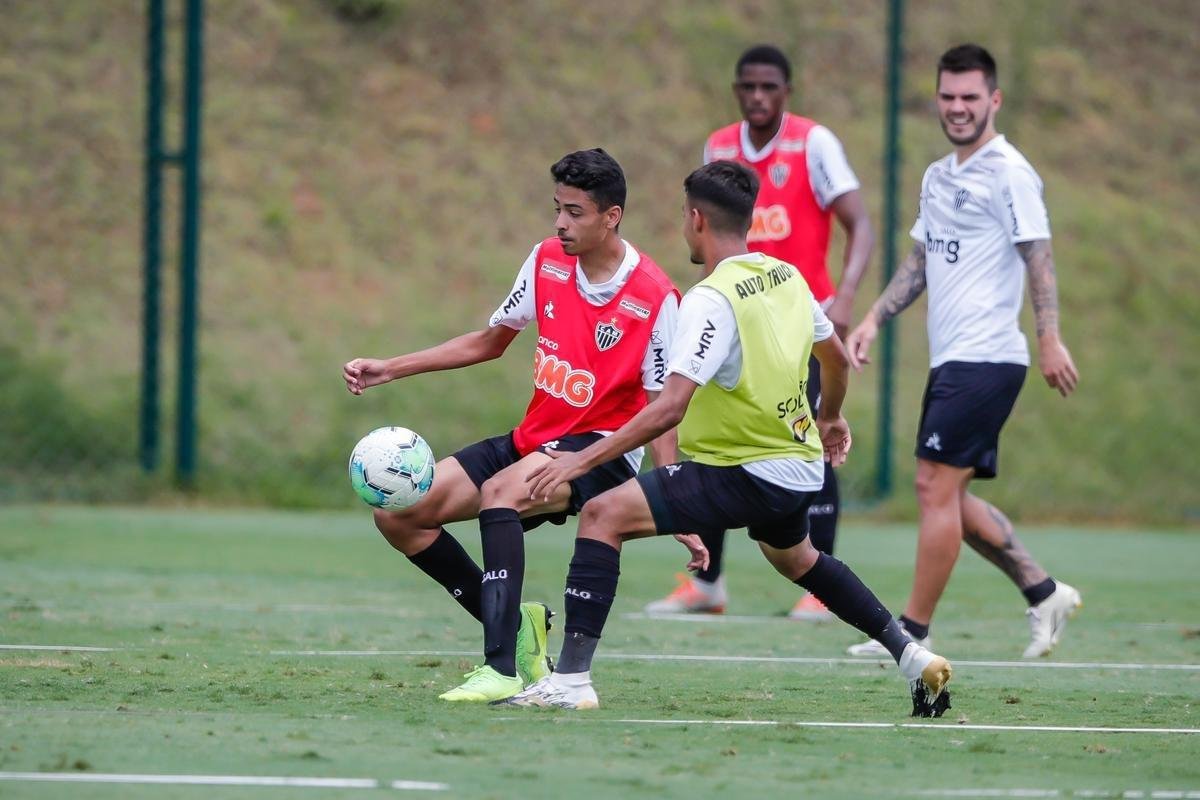 Aps polmica balada, Dylan e Marrony participam normalmente do treino na Cidade do Galo