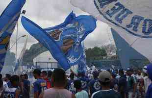 Torcedores do Cruzeiro foram  porta da Toca II apoiar os jogadores na vspera do jogo com o Flamengo