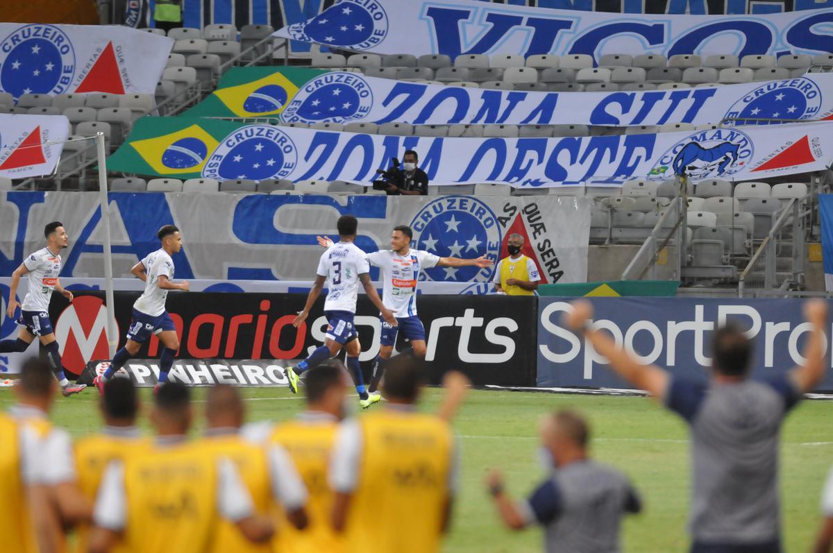 Fotos do jogo entre Cruzeiro e Confiana, no Mineiro, em Belo Horizonte, pela 24 rodada da Srie B do Campeonato Brasileiro