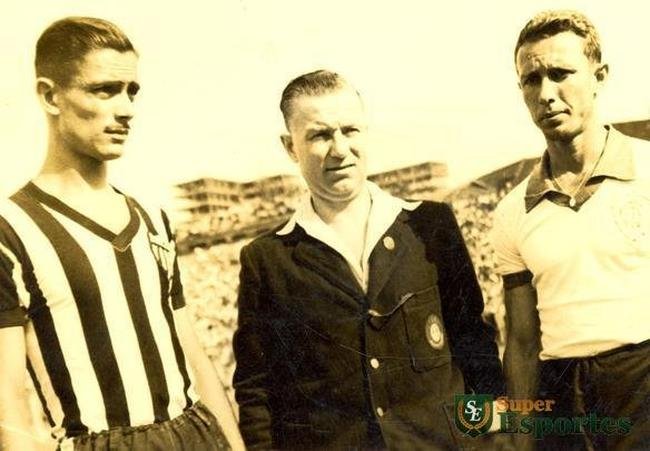 Z do Monte, do Atltico, o rbitro ingls Barrick e o jogador Luzitano, do Amrica, com o uniforme de 1948