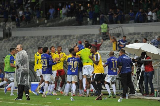 Atacante Edu, do Cruzeiro, vai  loucura ao marcar o gol da vitria sobre o Democrata-GV, no Mineiro, no ltimo minuto da partida pela quinta rodada do Mineiro