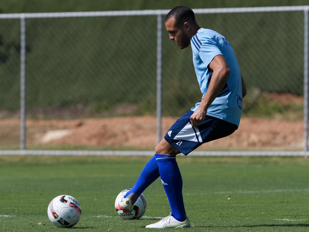 Fotos do treino do Cruzeiro nesta quinta-feira (4), na Toca da Raposa II, em Belo Horizonte. Time celeste enfrentar o Tombense no sbado, s 19h, no Mineiro, pela Srie B.