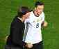 Joachim Low tenta visitar Ozil, mas  impedido de entrar no CT do Arsenal