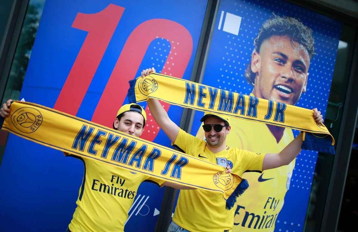 Imagens da apresentao de Neymar como grande reforo do Paris Saint-Germain 