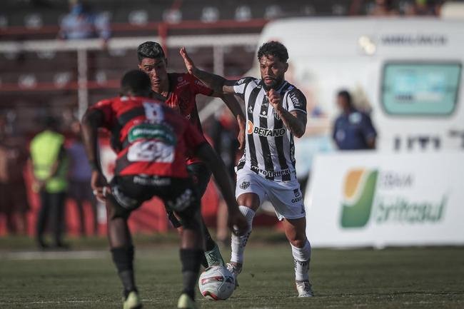Fotos do jogo entre Pouso Alegre e Atltico, pelo Mineiro