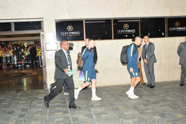 Jogadores da Seleo Brasileira deixaram o hotel rumo ao Mineiro e receberam apoio caloroso da torcida mineira para encarar a Argentina pela semifinal da Copa Amrica