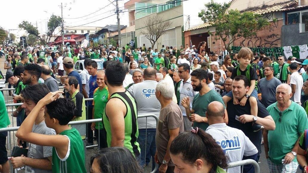Torcida do Amrica nos arredores do Independncia para a partida contra o Oeste