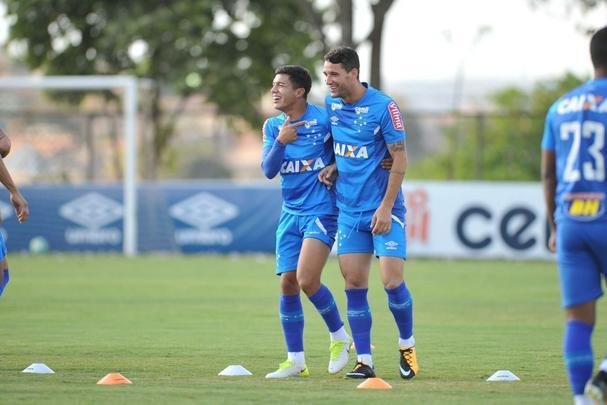 Jogadores do Cruzeiro trabalharam em tom descontrado na Toca da Raposa antes de final com Flamengo