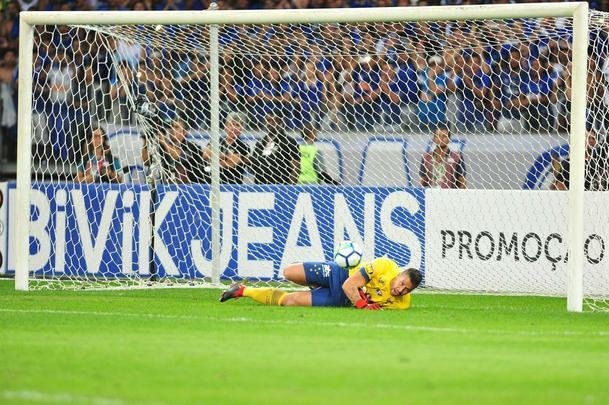 Fbio foi decisivo nos pnaltis, fez trs defesas e colocou o Cruzeiro nas semifinais da Copa do Brasil