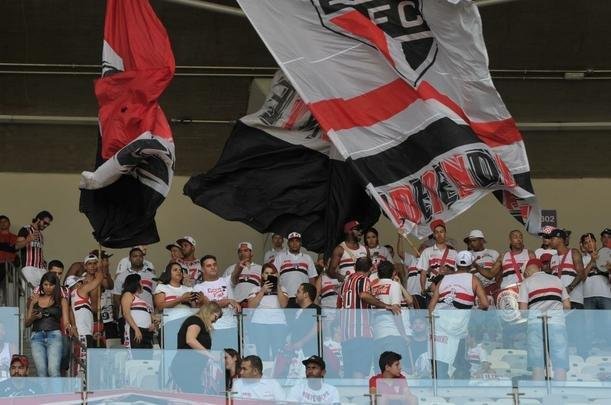 Imagens das torcidas de Cruzeiro e So Paulo no Mineiro