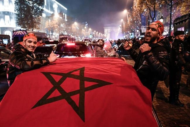 Torcedores marroquinos invadiram as ruas de Paris, na Frana, para festejar a classificao da seleo do Norte da frica s quartas de final da Copa do Mundo. Pas europeu tem grande colnia africana. Marrocos eliminou a Espanha e agora ter Portugal pela frente no Mundial do Catar