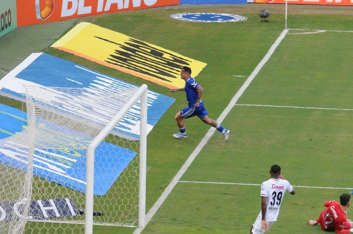 Fotos do jogo entre Cruzeiro e Ponte Preta, no Mineiro, em Belo Horizonte, pela 13 rodada da Srie B do Brasileiro
