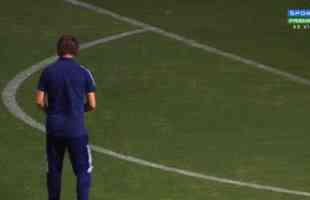 Preparador fsico Anselmo Sbragia, do Cruzeiro, jogou sal grosso no gramado do Mineiro antes da partida contra o Brasil de Pelotas, neste sbado, pela 26 rodada da Srie B