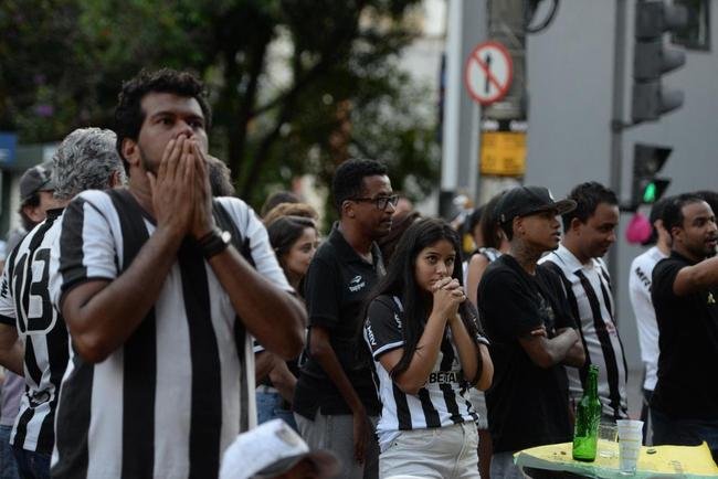 Festa atleticana no Bar do Salomo, em BH, com a conquista do ttulo da Supercopa do Brasil. Galo venceu o Flamengo por 8 a 7 nos pnaltis aps empate por 2 a 2 no tempo normal