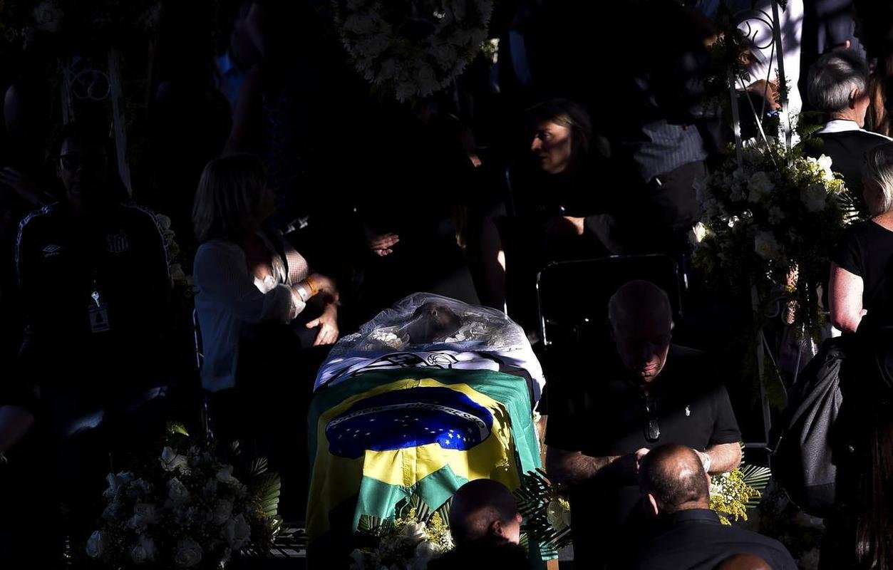 Os ltimos momentos do velrio de Pel, na Vila Belmiro, estdio do Santos. 