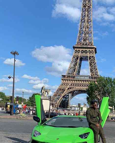 Sass 'ostenta' Lamborghini em frente  Torre Eiffel, em Paris, na Frana
