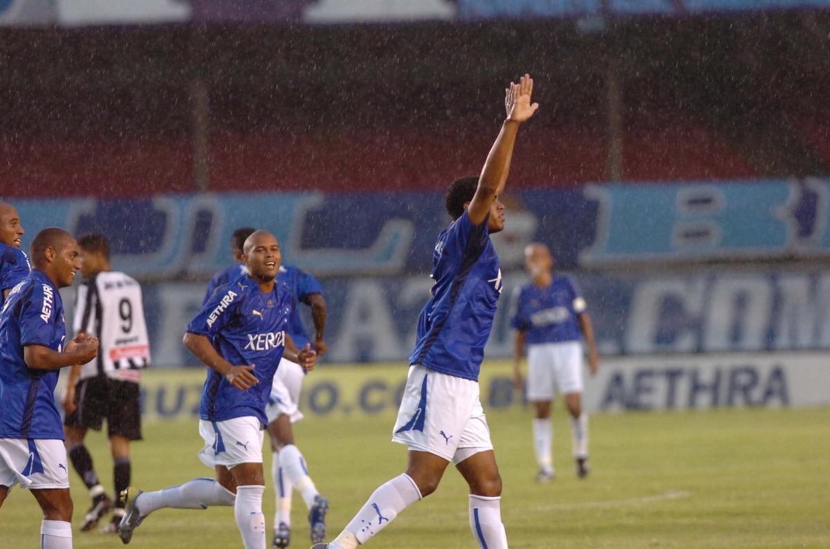 Thiago Heleno, Araújo, Guilherme e Gabriel anotaram os tentos do Cruzeiro na goleada por 4 a 0 sobre o Tupi, no Mineirão, pelo segundo jogo da semifinal do Mineiro de 2007. Na final, a equipe celeste perdeu a disputa do título para o Atlético.
