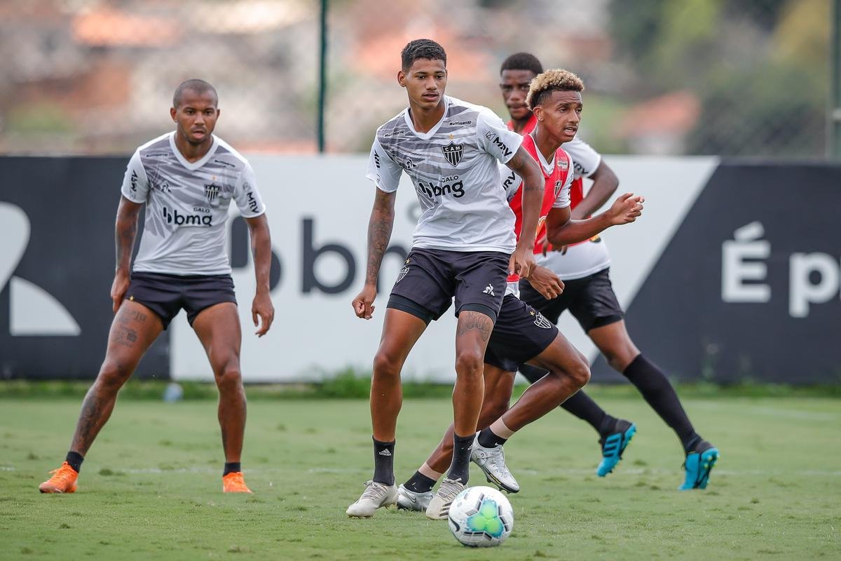 Veja fotos do treino do Atltico
