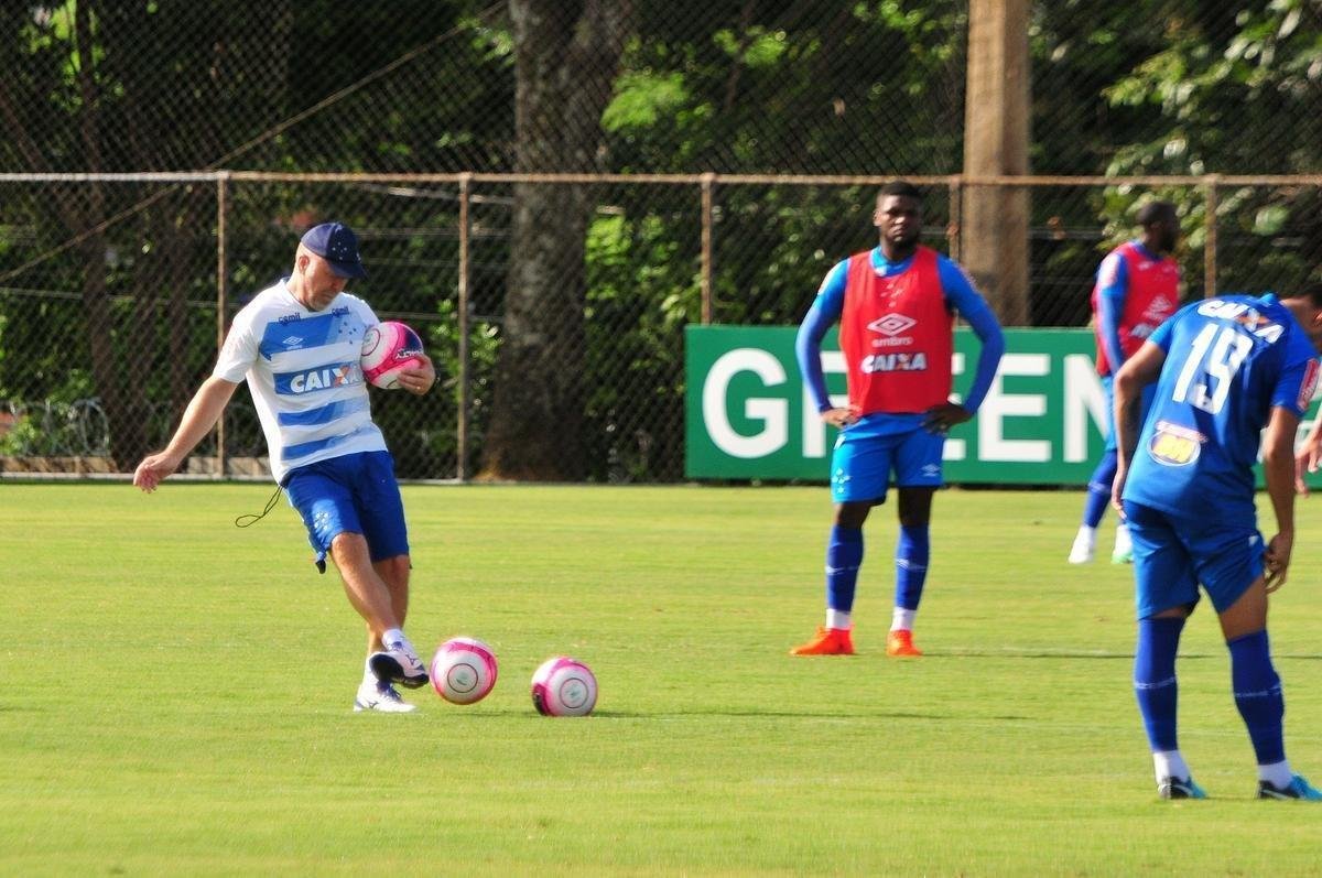 Sem Thiago Neves, que est com desgaste na panturrilha, Mano Menezes escalou o time titular do Cruzeiro no coletivo com Fbio; Lucas Romero, Leo, Murilo e Egdio; Henrique e Ariel Cabral; Robinho, Arrascaeta e Rafinha; Fred. Os reservas atuaram com Rafael; Arthur, Digo, Manoel e Marcelo Hermes; Lucas Silva, Nonoca e Bruno Silva; Rafael Marques, Rafael Sobis e Judivan