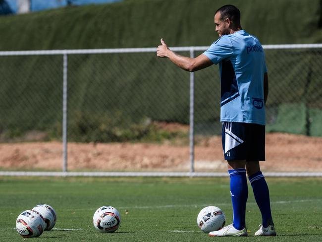 Fotos do treino do Cruzeiro nesta quinta-feira (4), na Toca da Raposa II, em Belo Horizonte. Time celeste enfrentar o Tombense no sbado, s 19h, no Mineiro, pela Srie B.