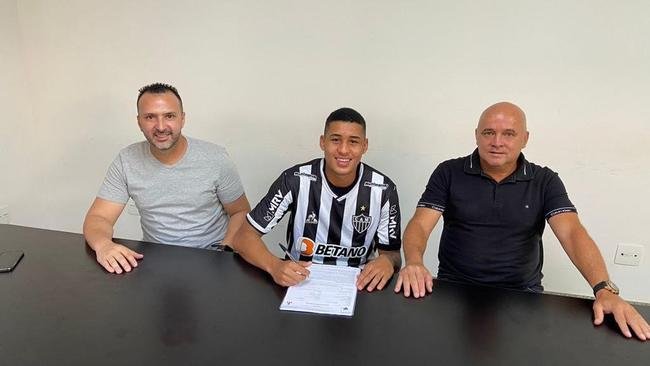 18 - Yan Philipe (meia do Atltico) - 18 anos - multa de 50 milhes de euros