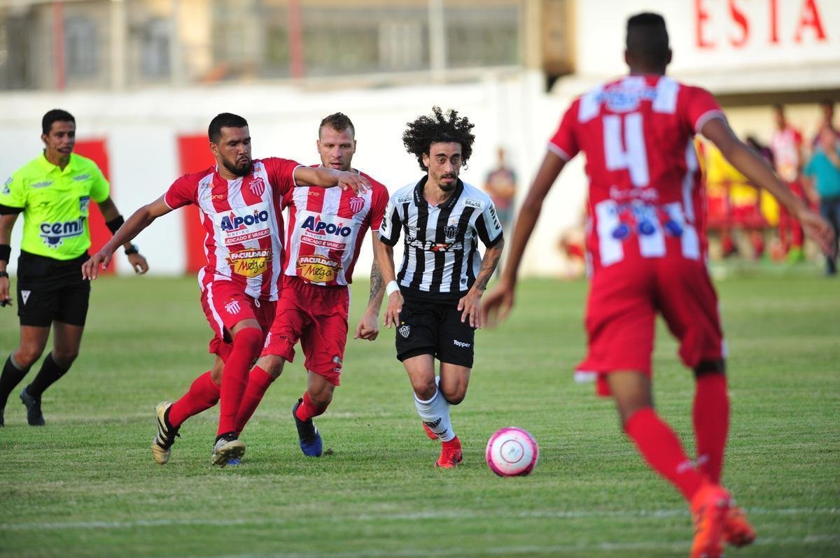 Villa Nova e Atltico se enfrentaram nesta quinta-feira