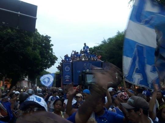 Caminhão com jogadores do Cruzeiro invadiu Av. Afonso Pena. Torcedores festejaram os campeões da Copa do Brasil!