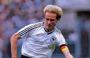Karl-Heinz Rummenigge (Alemanha) - Um dos maiores jogadores do Bayern de Munique e da Seleo Alem, centroavante foi vice-campeo mundial em duas oportunidades: 1982 e 1986, perdendo as finais para Itlia e Argentina 