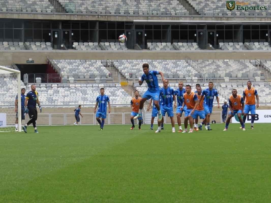 Durante o treinamento, tcnico Rodrigo Santana dividiu a equipe em dois grupos, sendo que ambos construam jogadas de cruzamentos. Na segunda parte da atividade, o treinador observou a equipe em bolas paradas, e o sistema defensivo levou a melhor.  O treino serviu para a URT ter a noo de espao do Mineiro.