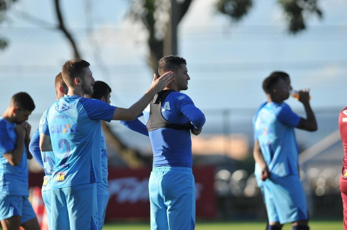 Mano Menezes conta com todo elenco do Cruzeiro para enfrentar La U, quinta, no Mineiro, pela Copa Libertadores. Exceo  atacante Fred, que se recupera de cirurgia no joelho direito