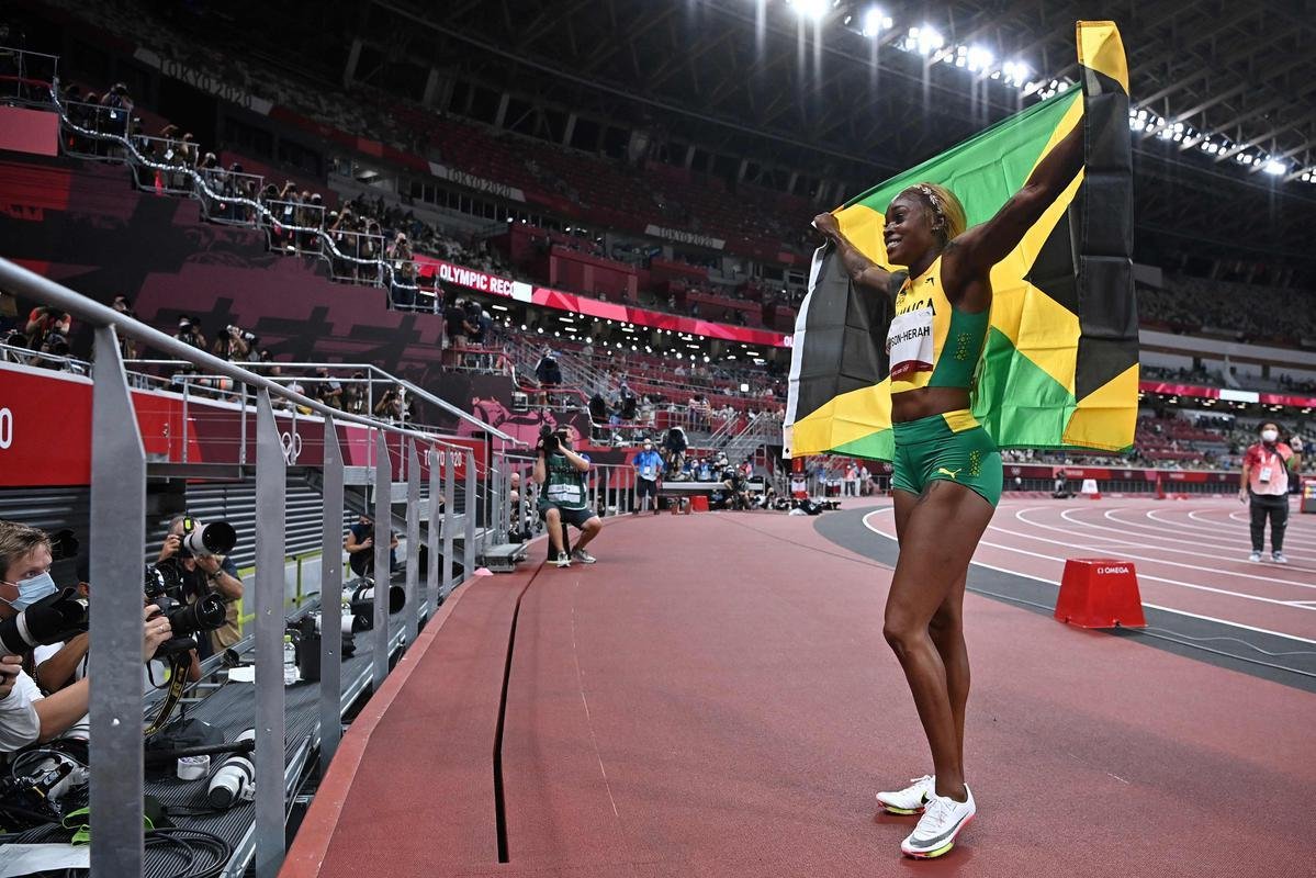 Fotos espetaculares da vitria da jamaicana Elaine Thompson-Herah nos 100m rasos dos Jogos Olmpicos de Tquio com o tempo de 10s61. A velocista quebrou o recorde olmpico e comandou o pdio jamaicano ao lado de Ann Fraser-Pryce, prata, e Shericka Jackson, bronze.