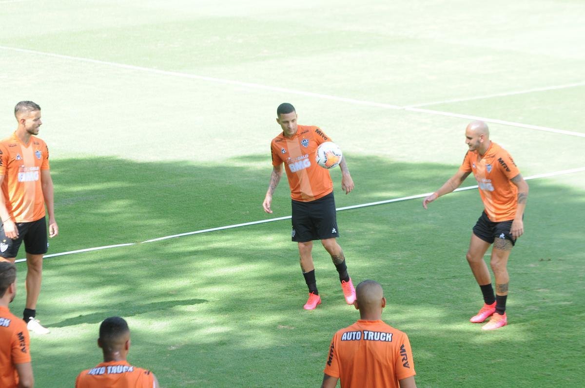 Treino do Atltico nesta segunda-feira, na Cidade do Galo, contou com a volta do meia  Juan Cazares. Direo no chegou a acordo para vend-lo a clube saudita. Tcnico Rafael Dudamel relacionou 23 jogadores para a viagem a Santa Fe, local da estreia na Sul-Americana, quinta-feira, contra o Unin-ARG. Jogador equatoriano ficou fora da lista.