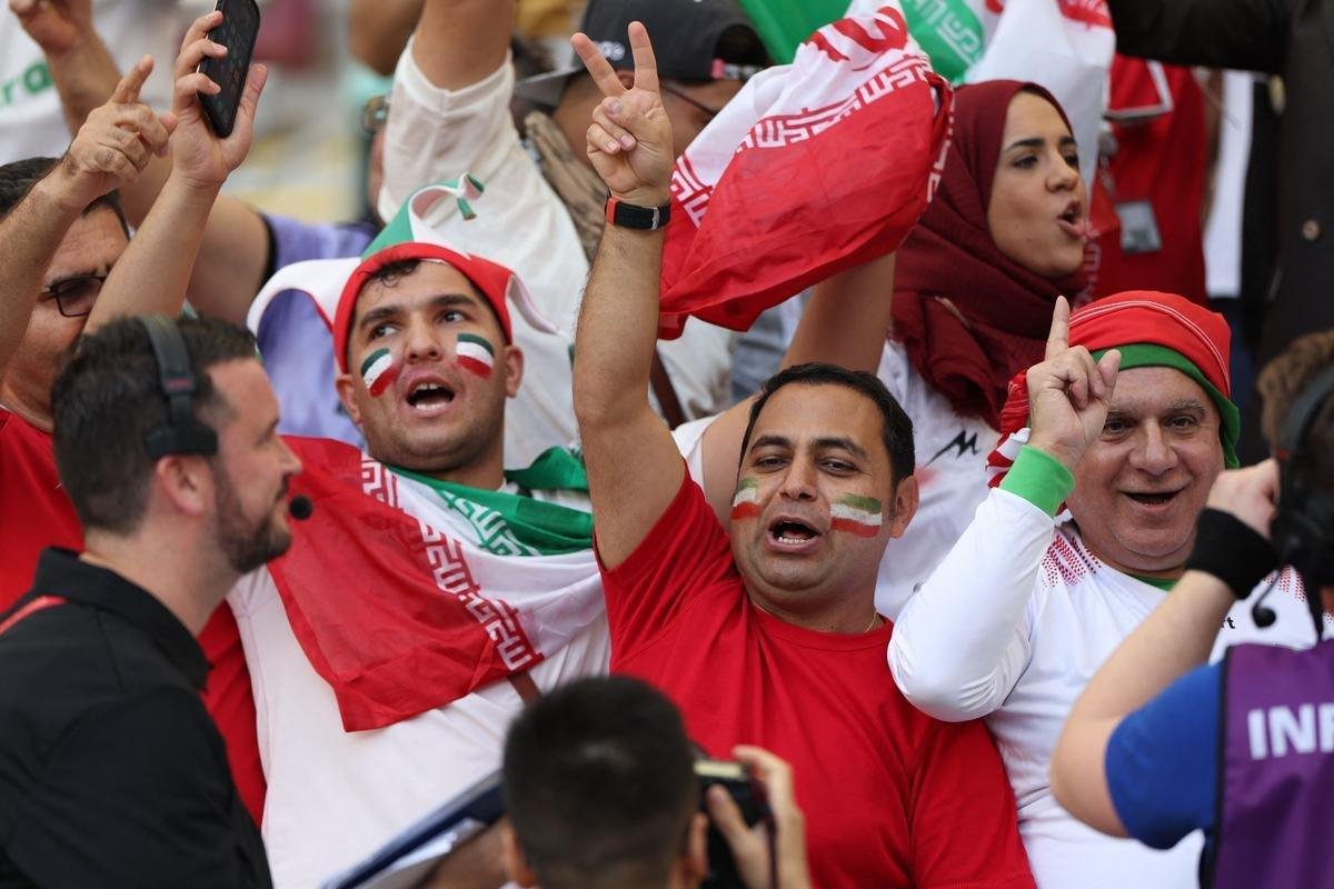 Os torcedores de Inglaterra e Ir no primeiro jogo do Grupo B na Copa do Mundo.