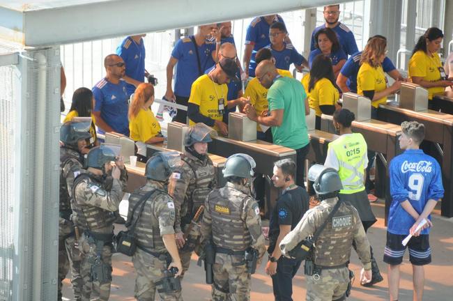 Chegada da torcida do Cruzeiro ao Mineiro para o jogo contra a Ponte Preta pela 13 rodada da Srie B do Campeonato Brasileiro. Estdio voltou a receber grande pblico