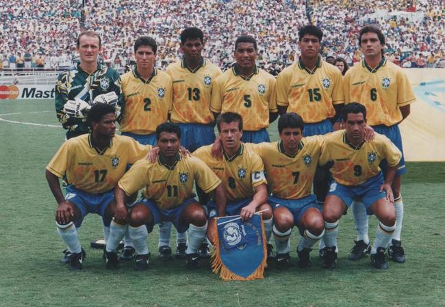 1994 - Drásticas mudanças em 1994, ano em que o Brasil voltou a ser campeão. Emblema da CBF estava sobreposto como uma 'marca d'água' ao longo da camisa, com gola verde. Topper deu lugar à Umbro