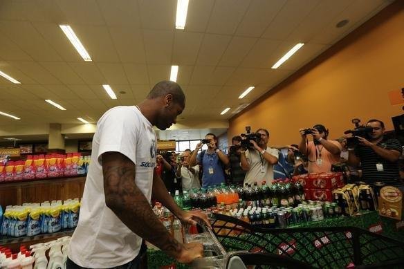 Apresentao do zagueiro Ded ao Cruzeiro. Jogador participou de ao de marketing, foi a supermercado e divulgou programa scio do futebol, que d desconto na compra de produtos  
