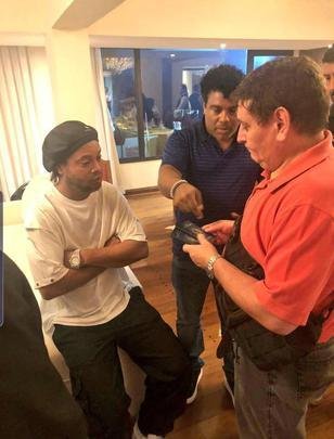 Ministrio Pblico divulgou fotos das detenes de Ronaldinho e Roberto Assis