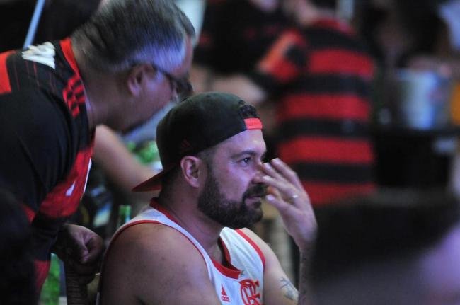 Flamenguistas ficaram arrasados em bares de BH com derrota para o Atltico nos pnaltis, por 8 a 7. Alguns rubro-negros choraram no Bar Leblon, no bairro Prado