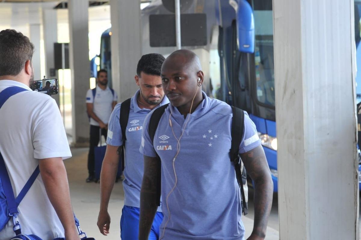 Jogadores do Cruzeiro embarcaram no Aeroporto de Confins, na tarde desta tera-feira, para duelo decisivo contra o Corinthians, em So Paulo, pela final da Copa do Brasil
