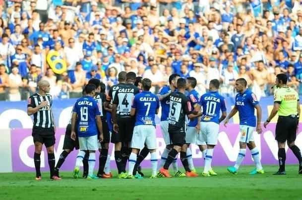 Imagens do primeiro tempo do clssico entre Cruzeiro e Atltico, no Mineiro, pela 26 rodada