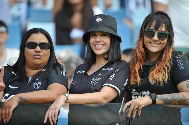Fotos das torcidas de Atltico e Flamengo na Arena Pantanal, em Cuiab, durante a final da Supercopa do Brasil