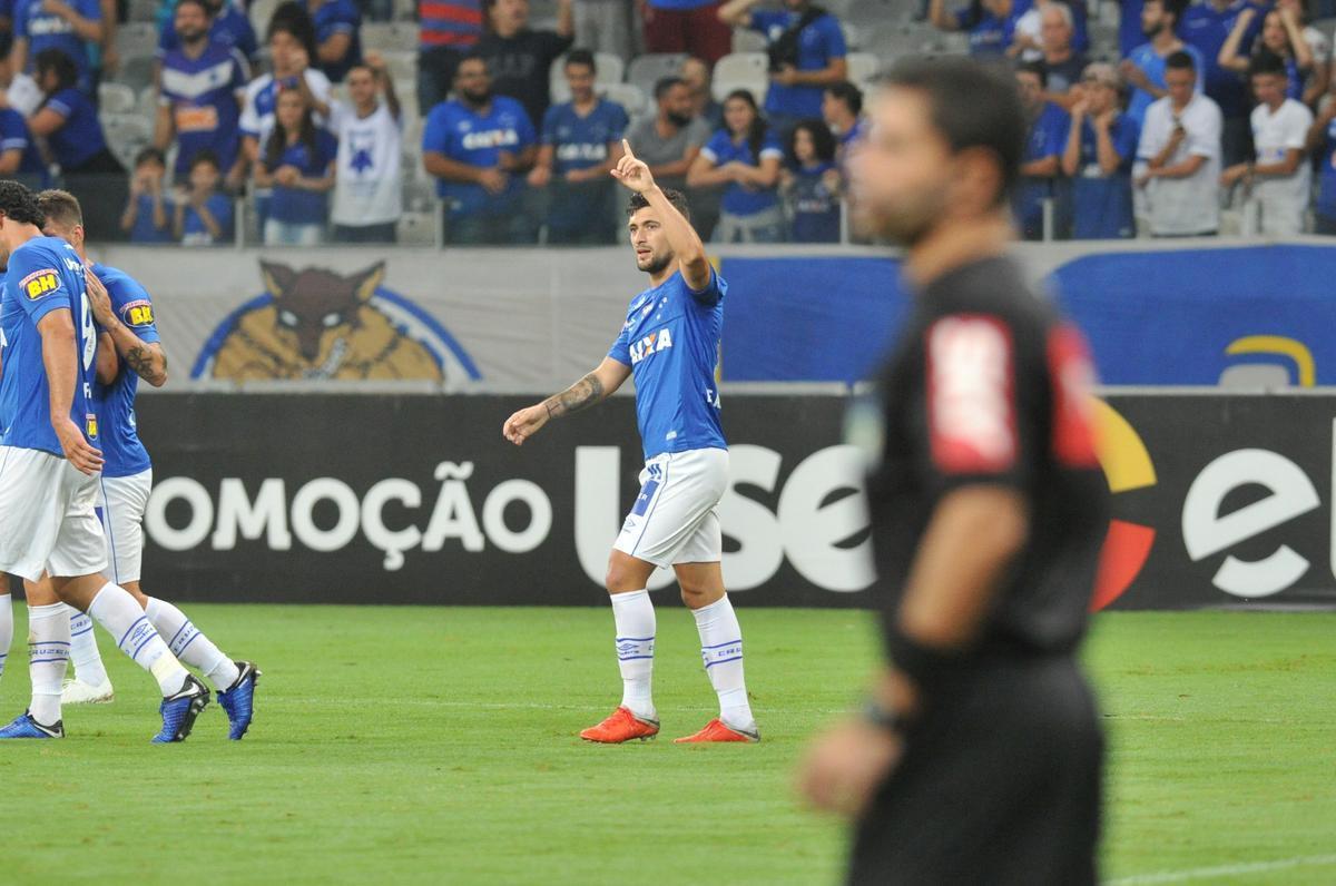 Cruzeiro venceu com facilidade o time paranaense na noite deste sbado